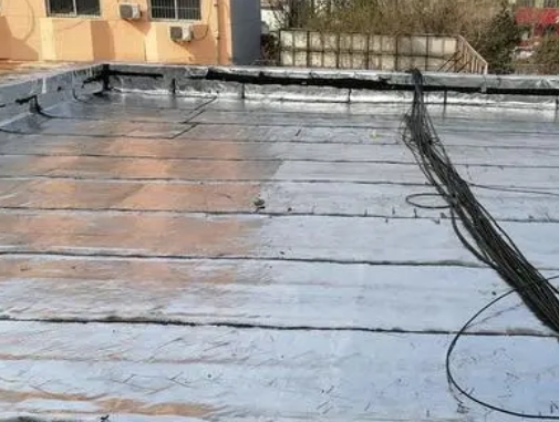 思明卫生间漏水维修公司分享下思明屋面楼顶防水刚性防水层施工要点。